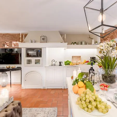 Casa Colosseum, A Million Dollar's View: The Colosseum. Luxury 1 Bedroom 1 Bathroom * Lucca