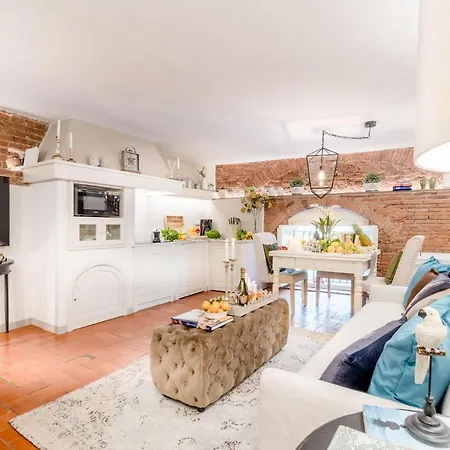 Casa Colosseum, A Million Dollar's View: The Colosseum. Luxury 1 Bedroom 1 Bathroom * Lucca