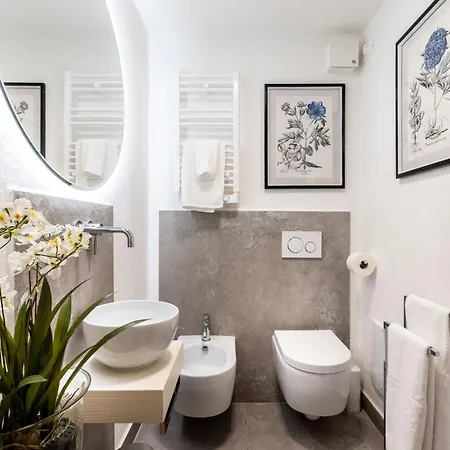 Casa Colosseum, A Million Dollar's View: The Colosseum. Luxury 1 Bedroom 1 Bathroom Apartment Lucca