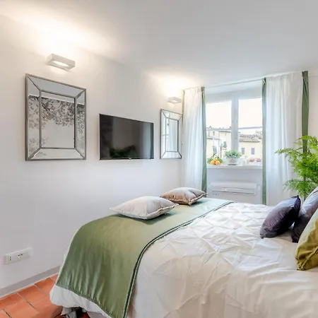 Casa Colosseum, A Million Dollar's View: The Colosseum. Luxury 1 Bedroom 1 Bathroom * Lucca